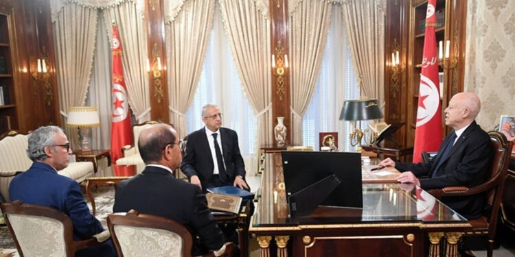 Ka&iuml;s Sa&iuml;ed re&ccedil;oit trois ministres au palais de Carthage pour &eacute;voquer le d&eacute;mant&egrave;lement d'unit&eacute;s industrielles, dans le sillage de sa visite &agrave; Gab&egrave;s.