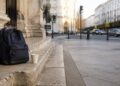 Un cartable abandonn&eacute; &agrave; c&ocirc;t&eacute; d&rsquo;un gobelet symbolise la vuln&eacute;rabilit&eacute; des enfants confront&eacute;s &agrave; la rue et &agrave; la mendicit&eacute; - Cr&eacute;dit : Image d&rsquo;illustration g&eacute;n&eacute;r&eacute;e par IA pour Webdo.