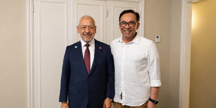 Photo d'archives d'Anwar Ibrahim et de Rached Ghannouchi, publi&eacute;e par le Premier ministre malaisien &agrave; l'occasion de son appel humanitaire adress&eacute; &agrave; Ka&iuml;s Sa&iuml;ed.