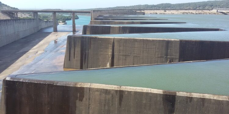 Tunisie : Une &eacute;tude pilote de solaire flottant lanc&eacute;e au barrage de Sidi El Barrak