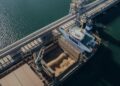 Un navire charg&eacute; de c&eacute;r&eacute;ales dans un port de la mer Noire, au c&oelig;ur des tensions qui perturbent les exportations mondiales de bl&eacute;
