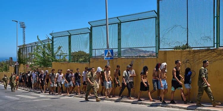 Des migrants restent &agrave; Ceuta malgr&eacute; les retours massifs organis&eacute;s vers le Maroc.