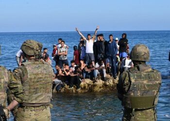 Des migrants pr&egrave;s du poste-fronti&egrave;re entre Ceuta et le Maroc, &agrave; l'issue de la crise migratoire de fin juillet 2026.