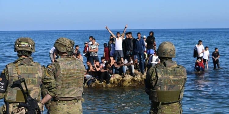 Des migrants pr&egrave;s du poste-fronti&egrave;re entre Ceuta et le Maroc, &agrave; l'issue de la crise migratoire de fin juillet 2026.