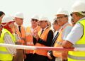 Salah Zouari, ministre de l'&Eacute;quipement et du Logement, entour&eacute; des ing&eacute;nieurs et responsables du chantier lors de sa visite du futur h&ocirc;pital universitaire Roi Salman Ben Abdelaziz &agrave; Kairouan.