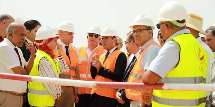 Salah Zouari, ministre de l'&Eacute;quipement et du Logement, entour&eacute; des ing&eacute;nieurs et responsables du chantier lors de sa visite du futur h&ocirc;pital universitaire Roi Salman Ben Abdelaziz &agrave; Kairouan.