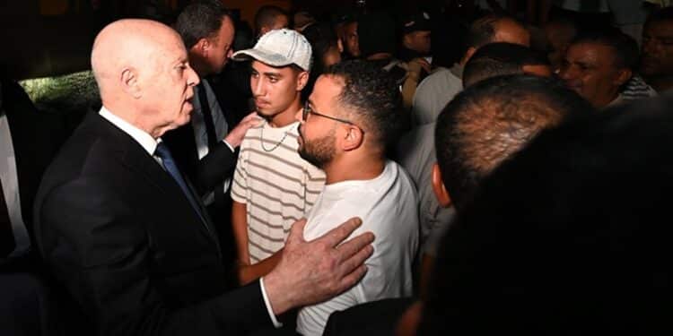 Ka&iuml;s Sa&iuml;ed &eacute;change avec des citoyens lors de sa visite inopin&eacute;e &agrave; Gab&egrave;s, le 10 ao&ucirc;t 2026.