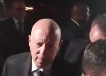 Ka&iuml;s Sa&iuml;ed &eacute;change avec des citoyens lors de sa visite inopin&eacute;e &agrave; Gab&egrave;s, le 10 ao&ucirc;t 2026.