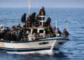 Des migrants tunisiens &agrave; bord d&rsquo;une embarcation en M&eacute;diterran&eacute;e. Photo d&rsquo;archives &ndash; Illustration.