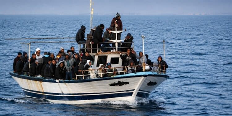 Des migrants tunisiens &agrave; bord d&rsquo;une embarcation en M&eacute;diterran&eacute;e. Photo d&rsquo;archives &ndash; Illustration.