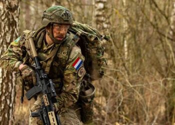 Un militaire n&eacute;erlandais en tenue de combat, arborant le drapeau des Pays-Bas sur son uniforme. Photo d&rsquo;illustration.