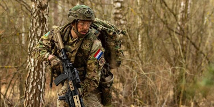 Un militaire n&eacute;erlandais en tenue de combat, arborant le drapeau des Pays-Bas sur son uniforme. Photo d&rsquo;illustration.