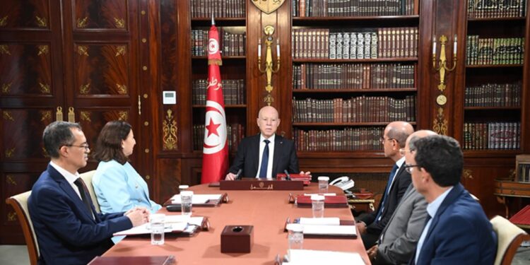 Ka&iuml;s Sa&iuml;ed lors de la r&eacute;union consacr&eacute;e aux coupures d&rsquo;eau et d&rsquo;&eacute;lectricit&eacute;, mercredi 26 ao&ucirc;t 2026 au palais de Carthage. &mdash; Photo : Pr&eacute;sidence de la R&eacute;publique