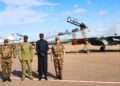 Des responsables nig&eacute;riens et alg&eacute;riens devant des chasseurs Su-30 alg&eacute;riens d&eacute;ploy&eacute;s &agrave; Niamey, le 30 ao&ucirc;t 2026. (Photo: gouv.ne)