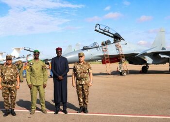 Des responsables nig&eacute;riens et alg&eacute;riens devant des chasseurs Su-30 alg&eacute;riens d&eacute;ploy&eacute;s &agrave; Niamey, le 30 ao&ucirc;t 2026. (Photo: gouv.ne)