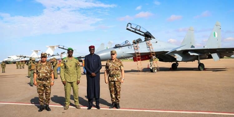Des responsables nig&eacute;riens et alg&eacute;riens devant des chasseurs Su-30 alg&eacute;riens d&eacute;ploy&eacute;s &agrave; Niamey, le 30 ao&ucirc;t 2026. (Photo: gouv.ne)