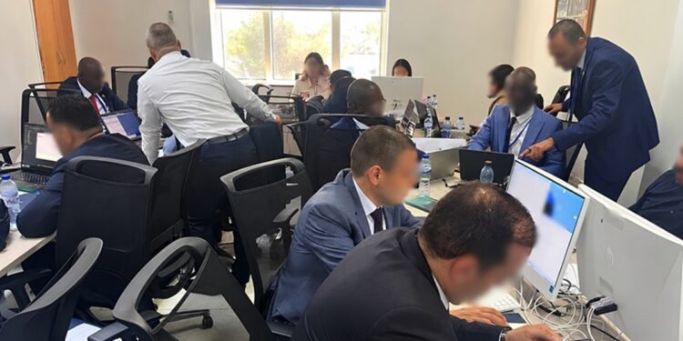 L&eacute;gende : Vingt-huit policiers sp&eacute;cialis&eacute;s et experts issus de onze pays r&eacute;unis &agrave; Tunis dans le cadre de l&rsquo;op&eacute;ration Shams II - Cr&eacute;dit photo : Interpol.