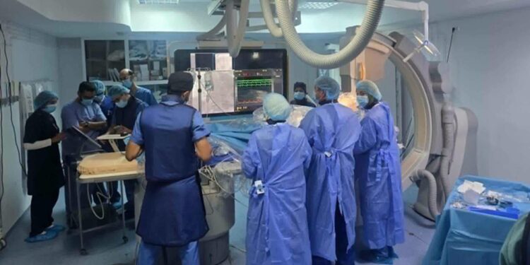 L&rsquo;&eacute;quipe m&eacute;dicale du CHU Habib Bourguiba de M&eacute;denine lors de l&rsquo;une des premi&egrave;res implantations de stimulateurs cardiaques r&eacute;alis&eacute;es dans l&rsquo;&eacute;tablissement, le 6 septembre 2026.
