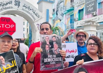 Mobilisation de journalistes et de soutiens devant le si&egrave;ge du Syndicat national des journalistes tunisiens (SNJT), &agrave; Tunis, en solidarit&eacute; avec les journalistes d&eacute;tenus.