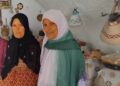 Dalila (au centre) et ses deux s&oelig;urs vivent &agrave; Tijma, pr&egrave;s de Matmata, dans une maison troglodyte (photo : Hatem Bourial)