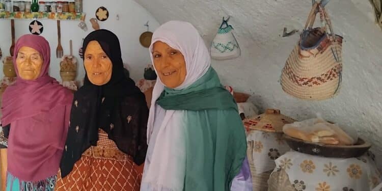 Dalila (au centre) et ses deux s&oelig;urs vivent &agrave; Tijma, pr&egrave;s de Matmata, dans une maison troglodyte (photo : Hatem Bourial)