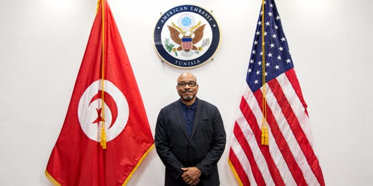 M.K. Palmore, expert am&eacute;ricain en cybers&eacute;curit&eacute;, lors de sa visite &agrave; l&rsquo;ambassade des &Eacute;tats-Unis &agrave; Tunis, le 29 septembre 2026. Photo : U.S. Embassy Tunis / Facebook.