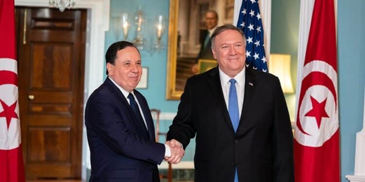 Mike Pompeo et l'ancien ministre tunisien des Affaires &eacute;trang&egrave;res Khemaies Jhinaoui, &agrave; Washington, le 16 juillet 2019.