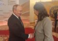Sarra Zaafrani Zenzri et Vladimir Poutine, &agrave; l&rsquo;occasion du troisi&egrave;me sommet Russie&ndash;Afrique &agrave; Moscou.