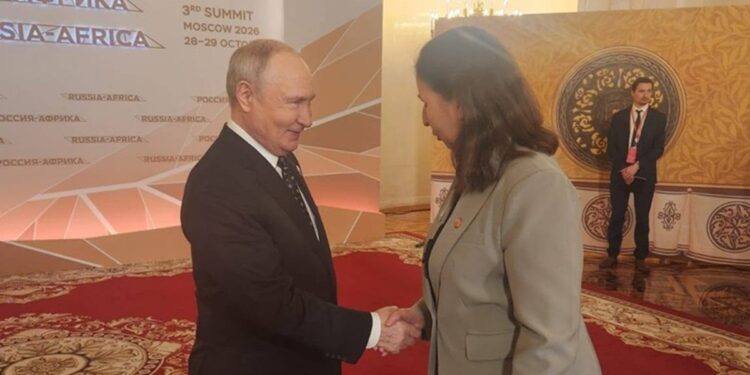 Sarra Zaafrani Zenzri et Vladimir Poutine, &agrave; l&rsquo;occasion du troisi&egrave;me sommet Russie&ndash;Afrique &agrave; Moscou.