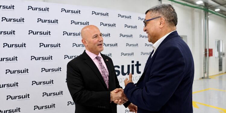 L&rsquo;ambassadeur des &Eacute;tats-Unis en Tunisie lors d&rsquo;une visite du site de Pursuit Aerospace &agrave; Tunis
