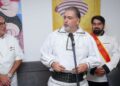 Au centre, Valentin Muntean. A gauche Mounir Arem et &agrave; droite Cristian Costescu (Photo : Ambassade de Roumanie)