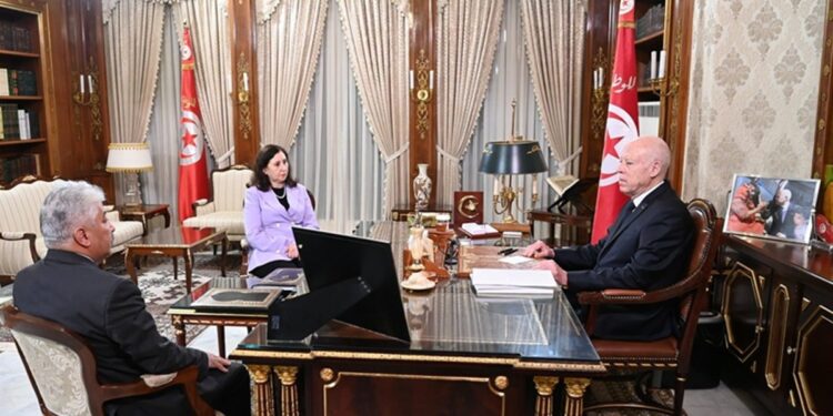 Ka&iuml;s Sa&iuml;ed lors de sa r&eacute;union avec la cheffe du gouvernement, Sarra Zaafrani Zenzri, et le ministre de l&rsquo;Emploi et de la Formation professionnelle, Riadh Chaoued, le 5 octobre 2026 au palais de Carthage.
