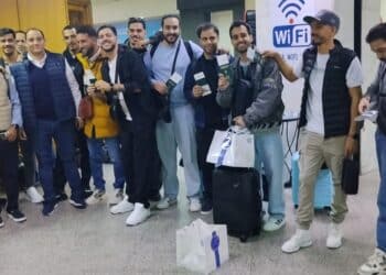 I 20 giovani tunisini in partenza dall'aeroporto di Tunisi-Cartagine.