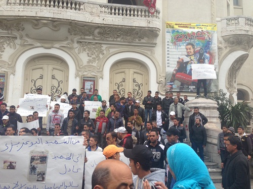 Mobilisation des vendeurs ambulants devant le Théâtre municipal photo