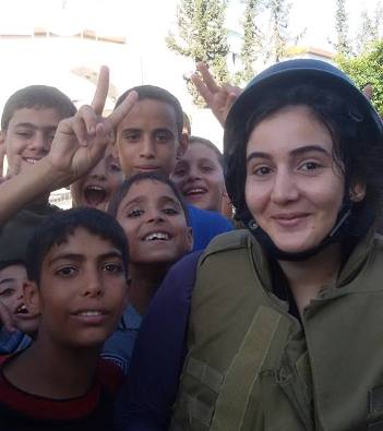 La vie malgré tout Photo de la blogueuse et activiste Asmaa Al Ghoul 2 août 2014 devant l'hôpital Imarati à Rafah -Gaza/ Palestine