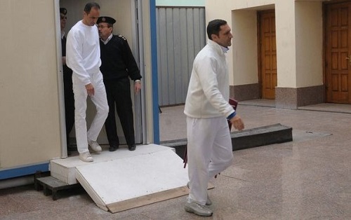 332473_gamal-g-et-alaa-d-mubarak-lors-de-leur-proces-au-caire-le-2-janvier-2012