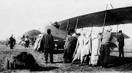 Henri Farman HF 20 de l'escadrille du Maroc en escale à Tozeur, le 27 février 1913 (photo - aeronautique.ma)