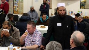 Visiteurs encouragés à poser des questions sur l'Islam -Crédit photo: Al Jazeera