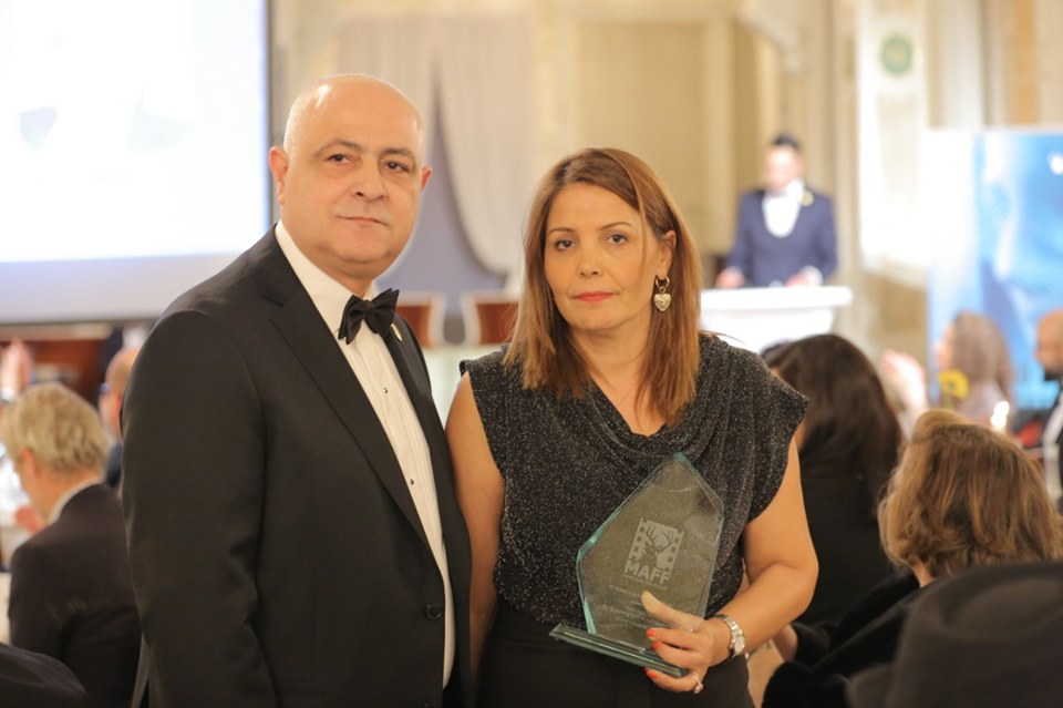 Lamia Guiga recoit un trophée d'hommage au nom de Nejib Ayed lors de la cérémonie d'ouvert